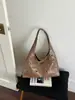 Bolso de diseño de moda transfronterizo para mujer, nuevo bolso tote retro casual con remaches, gran capacidad, bolso de hombro único súper popular para el sobaco