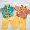 Traje Tang Clássico Chinês de Brocado com Artesanato Único, Roupas para Boneca de Presente, Cor Pode Ser Especificada nas Observações