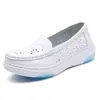 Nuevos zapatos de enfermera para mujer, suela suave, transpirables, cómodos, pies sin olor, huecos, antideslizantes, planos, de cuero, transpirables, zapatos blancos médicos