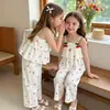 Conjunto de Dos Piezas para Niñas de Verano con Estampado de Cerezas, Tirantes Finos y Pantalones Largos, Diseño con Volantes, Conjunto Fresco para el Hogar y el Exterior Infantil