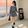 Vestido de Menina para Primavera e Outono 2026 Novo Estilo Menina Doce Estilo Coreano Crianças Médias e Grandes Vestido Camisa Xadrez Flor de Botão