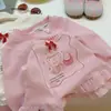 Camiseta de Manga Larga para Niña, Nueva Primavera/Otoño 2026, Top para Bebé Versátil y Elegante con Adorno de Encaje y Cuello Redondo
