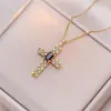 Colar Feminino Colorido Zircônia Joias Design de Nicho Pingente Cruz Completo em Diamante Colar Corrente de Clavícula em Aço Inoxidável