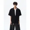 Camiseta Masculina Vermelha de Manga Curta com Design Moderno de Falso Duas Peças, Caimento Solto, Patchwork Oversized, Textura de Verão