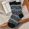 Meias de Lã Estilo Coreano Fair Isle Retro Coração para Mulheres, Meias de Cano Médio para Outono e Inverno, Espessadas e Quentes, Meias Largas Cor Café