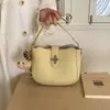Bolsa feminina 2026 estilo celebridade da internet super popular, bolsa de ombro/sob o braço simples e texturizada, versátil e fashion com um toque de luxo, bolsa de ombro tipo balde