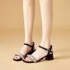 Sandálias Femininas de Verão 2026 Nova Moda Estilo Fada Couro Macio Strass Salto Bloco Cor Francesa Color Blocking Salto Médio Tira no Tornozelo