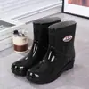 Botas de chuva estilo minimalista, de cano curto, com sola grossa, impermeáveis, da moda, de cano alto, para inverno, femininas, com sola grossa e duráveis