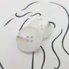 Botones de resina de imitación de cuerno de fábrica directos botón redondo de cuatro ojales botones para abrigo cortavientos al por mayor