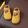 Zapatos Mary Jane retro de lunares para bebé, nuevo estilo primavera y otoño 2026, zapatos individuales de gamuza para niña, punta fina, con suelas suaves