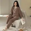 Pijamas de forro polar al por mayor listos para enviar para mujer, conjunto de invierno de manga larga y pantalón largo, forro polar de seda y lana, transmisión en vivo, ropa de casa transfronteriza para mujer