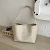 Bolso tejido retro estilo coreano para mujer, nuevo bolso cubo de moda nicho otoño e invierno 2026, bolso cruzado versátil para el día a día