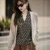 Cárdigan de lana fina con estampado de lunares, duradero y elegante, diseñado para usarse en capas como un falso dos piezas, cálido para el uso diario en primavera y otoño.