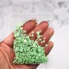 Arte de uñas flor de cinco pétalos joyería flor blanca pequeña bolsa mixta de tamaño de cuentas doradas y plateadas decoración de pegatina de uña de flor de resina venta al por mayor