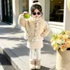 Casaco de Pelúcia Outono Inverno para Meninas 2026 Novo Estilo Inverno Aveludado Espesso Estilo Pequeno Chanel Casaco de Algodão Peludo Estiloso para Bebê Menina