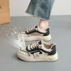 Tenis blancos en oferta por tallas limitadas, tenis de malla hueca transpirables de moda para mujer, zapatillas deportivas ultraligeras antideslizantes para mujer 2026 verano