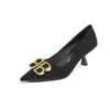 Zapatos de mujer negros retro con punta fina esmerilada y detalles dorados para el trabajo diario y para fiestas, tacones altos de tacón medio para mujer