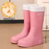 Botas de chuva versáteis para mulheres, modelo 2026, adequadas para uso ao ar livre, com solas antiderrapantes, forro de fleece e características impermeáveis; ideal para uso na cozinha como galochas ou botas de água