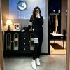 Conjunto de sudadera con cuello redondo y bloques de color a rayas tipo gofre, versátil, y pantalón jogger para mujer, estilo urbano con un toque de alta gama, nuevo para otoño de 2026