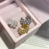 Brinco Clipe para Orelha Super Brilhante com Zircônia Pérola e Adorno de Flor para Mulheres Sem Piercing Clipe de Osso da Orelha Brincos Toque de Luxo Leve High-End Joia para Orelha Mulheres