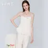 Precioso y sexy conjunto de lencería para casa con top de tirantes de encaje con escote en V profundo y almohadillas en el pecho, pantalones largos y bata de malla 3981