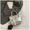 Bolsa de encaje estilo coreano para mujer 2026 Nuevo modelo de verano Bolso cruzado de mano simple Moda Versátil Exquisito Bolso tipo cubo
