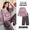 Pijama feminino de manga longa, coleção outono/inverno 2026, material de algodão com bojo embutido para evitar transparência, com estampa de desenho animado, adequado para usar em casa ou como roupa para sair.