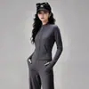 Novo Conjunto de Yoga Feminino Plus Size com Veludo, Jaqueta de Manga Longa com Gola Alta e Calça de Cintura Alta, Peça Dupla Esportiva Profissional para Fitness e Corrida Matinal