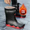 Botas de lluvia para hombre antideslizantes impermeables zapatos de moda para exteriores de caña alta botas de agua cálidas de caña corta zapatos de goma venta al por mayor transfronteriza hombres