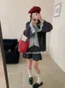 Conjunto de malha estilo delicado 2026 outono e inverno novo modelo suéter com laço e renda emendados e saia curta conjunto de duas peças para mulheres