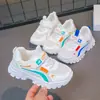 2025 Tênis Esportivo Branco Infantil Meninos Sapatinhos Brancos Sapatos de Tela para Estudantes Verão Respirável Crianças Médias e Grandes Meninas Sapatos de Pai