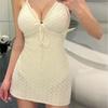 Nuevo Vestido Blanco Estilo Puro Deseo Femenino de Tirantes Profundo en V Sexy de una Pieza Traje de Baño Tejido Estilo Vacaciones en Aguas Termales