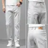 Jeans de Alta Gama para Hombre de Hong Kong Otoño 2026 Nuevos Pantalones Rectos de Tencel Corte Delgado Pantalones Versátiles Color Caqui para Hombre