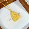 Retenção de Cor Alta Loja Dourada Mesmo Estilo Pingente Amarelo do Deus da Riqueza Cravejado com Diamantes para Mulheres, Novo Estilo Chinês Vajra Pestle Triângulo Amarelo Deus da Riqueza Pingente de Luxo Leve