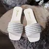 Sandálias de praia plus size transfronteiriças de comércio exterior 23 verão europeias e americanas novas chinelos casuais planos de bico quadrado aberto com pérolas
