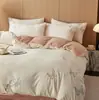 Conjunto de quatro peças de veludo de leite espesso e pesado, quente, bordado, outono e inverno, flanela, pelúcia, capa de edredom, lençol, roupa de cama