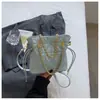 Bolsa de Ombro Única com Relevo Retrô Feminina 2024 Nova Primavera Elegante Bolsa de Ombro Único com Corrente Bolsa Transversal Simples e Fashion