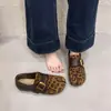 Sapatos femininos retrô com bico de fivela 2026 novo versátil bico redondo confortável estilo nicho sapatos baixos em uma bela paleta de cores