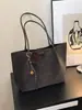 Bolsos Transfronterizos para Mujer Nicho Retro Viajero Portátil Bolso para Suegra 2025 Nuevo Bolso Tote Casual de Hombro de Gran Capacidad