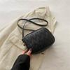 Bolso de mujer con bordado plisado, nuevo bolso de hombro de cuero sintético de moda 2024, bolso bandolera pequeño, bolso cuadrado pequeño de estilo occidental de color liso.