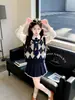 Conjunto de Chaleco Judy para Niña Primavera y Otoño 2026 Nueva Moda Camisa Infantil Conjunto de Otoño Falda Plisada para Niña Conjunto de Tres Piezas