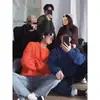 Suéter de punto a rayas y bloques de color con cuello redondo de moda para hombre, nuevo top de punto casual versátil para otoño e invierno 2023, moderno