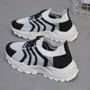 Entrega em uma peça primavera e verão novo tecido voador sapatos de papai sola grossa tênis confortável boca de meia tênis de corrida sapatos femininos
