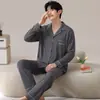 Pijama de algodón de manga larga y pantalón largo para hombre en stock, conjunto de dos piezas con cuello de solapa y diseño de botones, adecuado para transmisiones en vivo y comercio electrónico transfronterizo, ropa de casa para hombre
