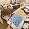 Juego de Cuatro Piezas de Terciopelo Fresco de Invierno 2026 Nuevo Estilo Funda de Edredón con Encaje y Pompón Grande Juego de Tres Piezas para Dormitorio de Estudiante