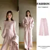 Jaqueta com capuz lilás claro para mulheres, de manga longa, adequada para o outono, com um estilo sutil e sofisticado, perfeita para looks casuais e esportivos, um conjunto completo