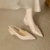 Tacones Altos de Punta Color Nude Estilo Francés para Mujer 2026 Charol Sandalias Cómodas de Tacón Bajo Abiertas por Detrás con Correa al Tobillo Hechas a Medida