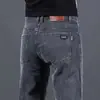 Hong Kong 2026 Otoño Delgados de Alta Gama Gris Humo para Hombre Corte Ajustado Pierna Recta Jeans Casuales de Negocios Elásticos