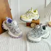Zapatillas para niñas versión coreana 2026 modelo nuevo primavera y otoño para estudiantes de primaria, zapatos de papá con hebilla giratoria, zapatos casuales transpirables de doble malla