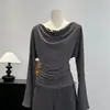 Top negro estilo francés de cuello cruzado que realza el cutis, estilo suave primavera-otoño, cintura plisada, camiseta base ajustada